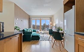 Stunning Views L Last-Minute Escape L Free Parking L Sleeps 6 L By Zen Nights Short Lets & Serviced Accommodations